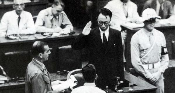 溥仪|溥仪最爷们的8天,愣是将审判席坐出龙椅气势,拍桌子怒怼日本天皇!