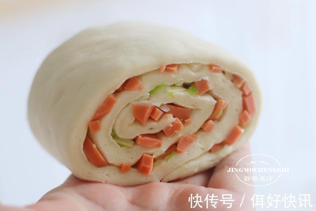 面粉换个做法，比包子简单，比馒头好吃，刚出锅孩子就吃了俩