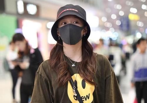 鹿晗带关晓彤录《五哈》，沙发上睡觉动作就是证据，嘉宾全程吃狗粮