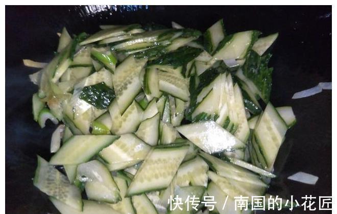 黄瓜炒鸡蛋|炒黄瓜时，记住“放3味”，黄瓜不硬，入味好吃又香嫩
