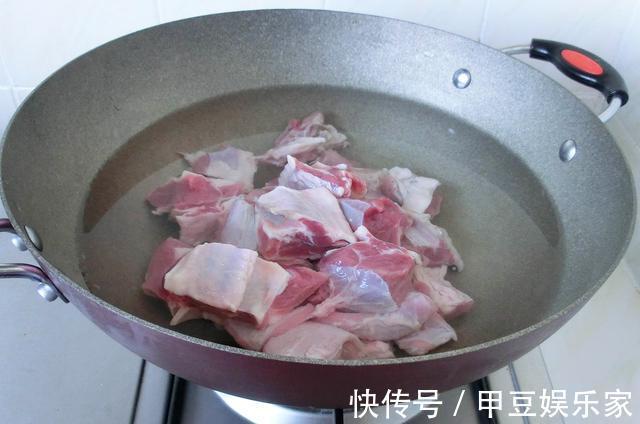 牛肉怎么炖才能软烂别只会焯水了,多加1碗它,牛肉入味还不柴