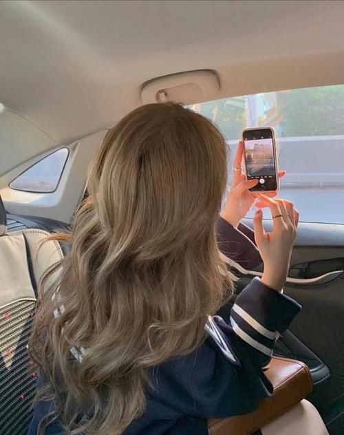 秋冬染发什么颜色更好看?2020流行这几种颜色,时髦又潮酷