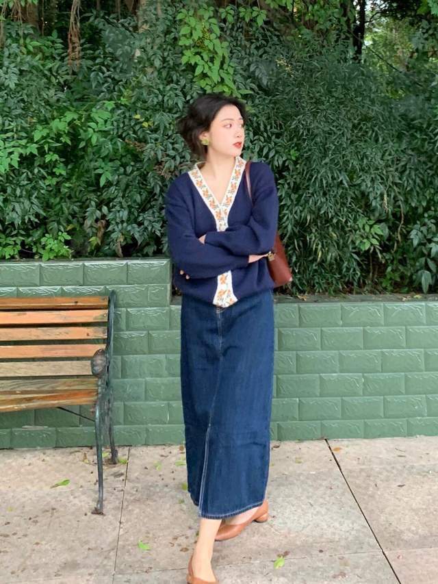 秋冬|普通人也适合穿的风格,棕色衬衫+黑色牛仔裤,保暖又时尚