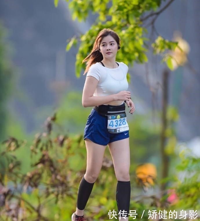 妹子们 街拍;马尾辫发型怎么弄好看, 时尚达人教你怎么变青春靓丽!