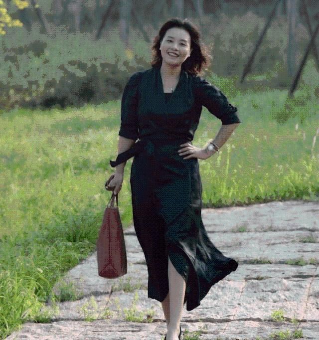 女人|40岁女人的夏季穿搭：不装嫩也不显老