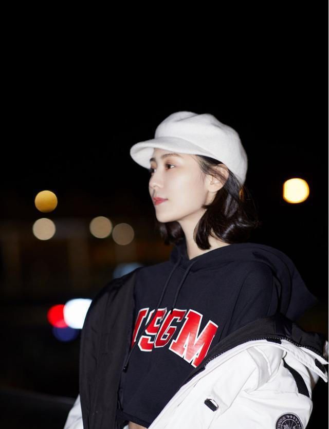 童帽|机场造型好时髦，短款卫衣配斜挎包，戴上报童帽更俏皮洋气