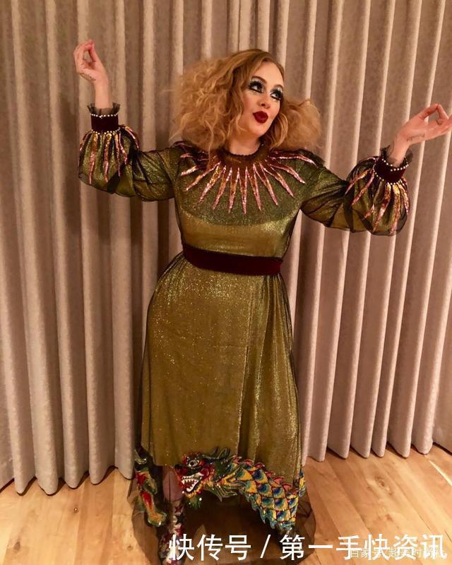 满头|阿黛尔穿绑带泳衣素颜上街,扎满头小辫扮嫩,却因穿错衣服被抨击