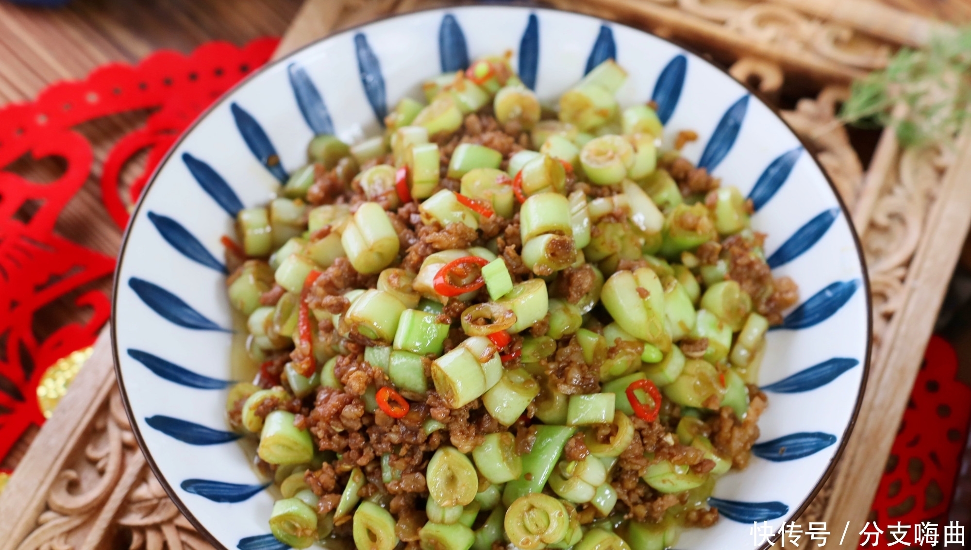 一两个人“就地过年”,教你用这2样做道下饭菜,拌面拌饭都贼香