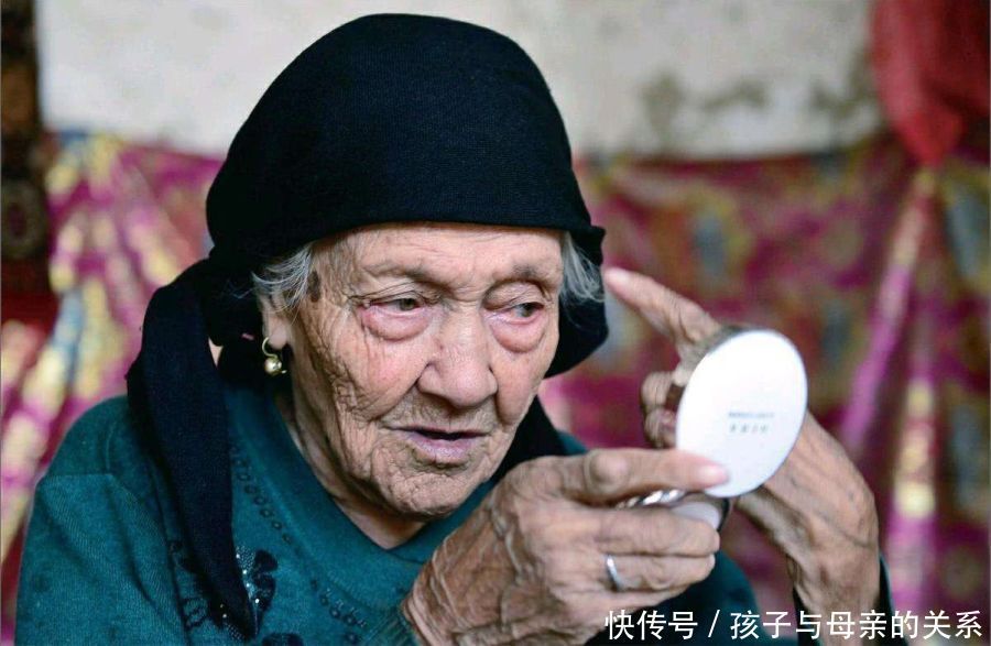  按摩足心|无论男女，睡前坚持5件事，一般寿命比较长，可惜很多人都忽略了