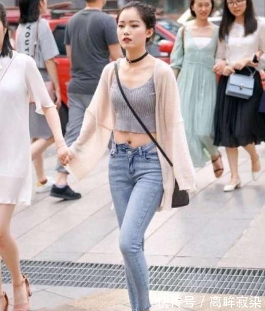 短裤|街拍:短袖配短裤短发美女气质脱俗美丽大方