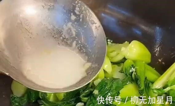 炒青菜时，不能直接下锅炒，牢记4个技巧，好看又好吃，比吃肉香！