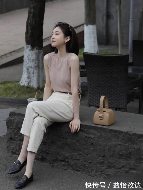 乐福鞋 夏日鞋子千千万，好穿又时尚的当属“乐福鞋”，低调有内涵