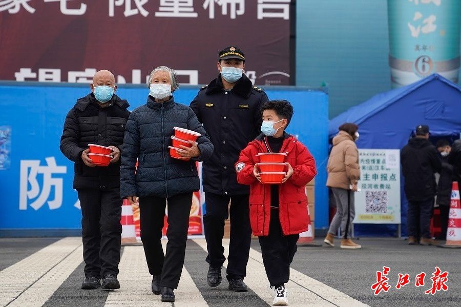 春节|除夕收到一碗有温度的热干面，来汉游客点赞“武汉礼遇”