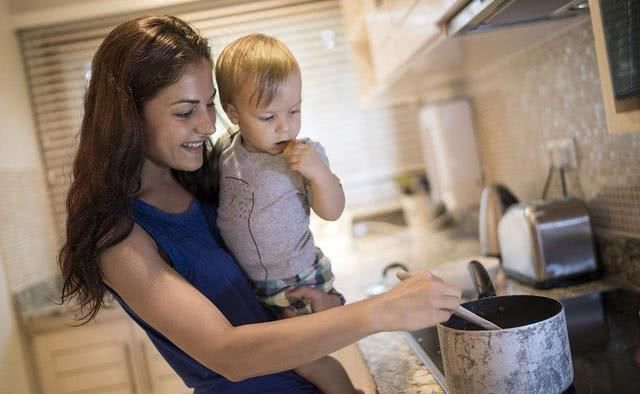 奶奶|父母一走，奶奶撒手，有多少家庭正在经历老人“假带娃”