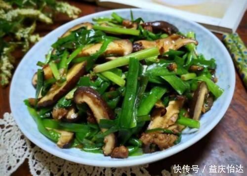 韭菜|韭菜别再炒鸡蛋了，和此物是绝配，隔天排宿便，肚子越吃越瘦