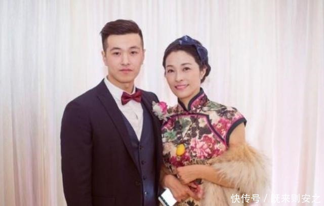 新娘|“最年轻婆婆”走红,新娘表情全是委屈,亲家母好难堪