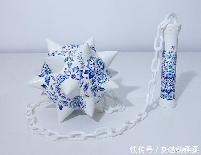 大开眼界法国女艺术家用青花瓷制作武器,表达女性内心的愤怒