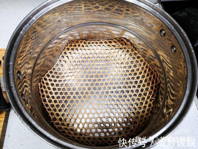 耳朵眼|一百多买个大猪头，卤好了全家都爱吃，肉香皮弹卷饼吃一点也不腻