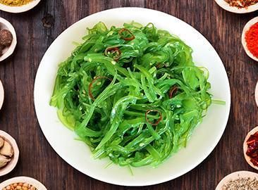 绿色菜|花生是骨质疏松的发物吗？提醒：要想骨头好，尽量避开2种绿色菜