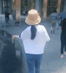 |搞笑GIF:老板,来双47码的!