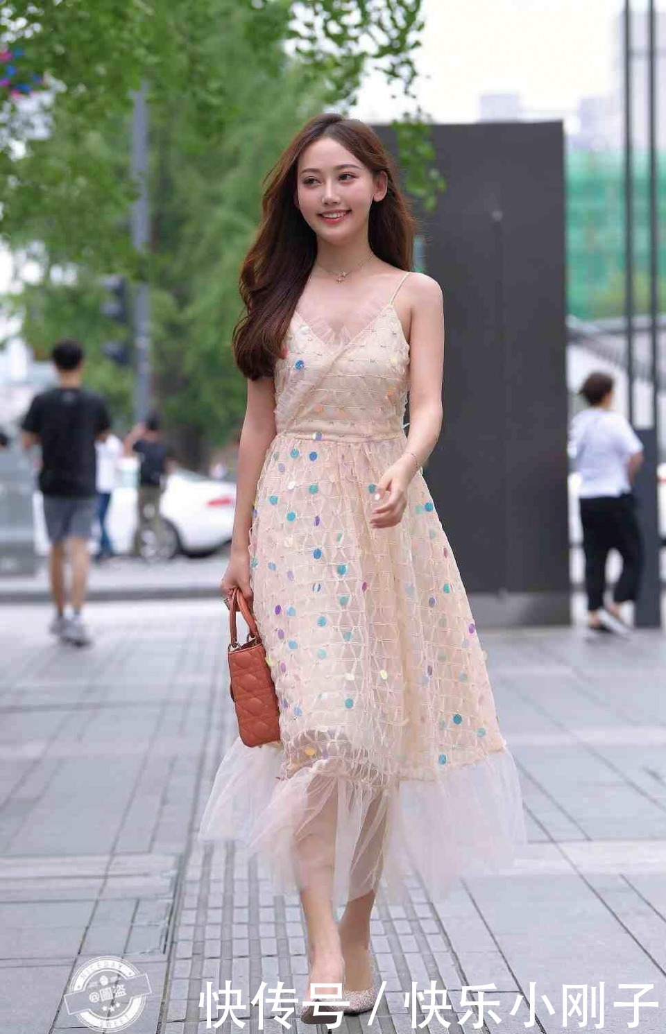 搭配|胯宽的连衣裙美女，简单搭配就能让造型美感进阶，特别好看