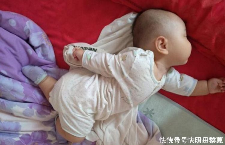 宝妈|宝宝“体操式睡姿”火了,宝妈掀开被子,网友:没一个做得了