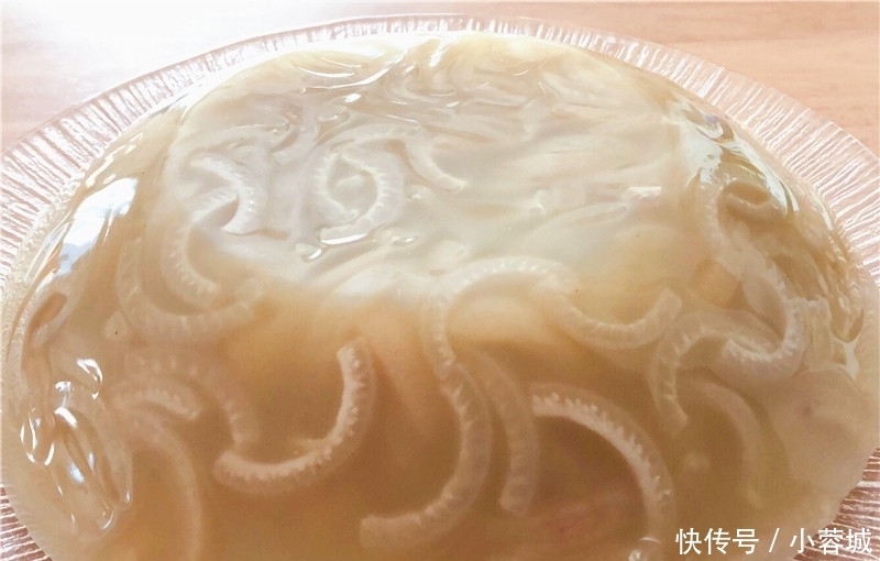 做猪皮冻时，猪皮焯水后就煮是大错特错！多加1步，猪皮清澈透亮