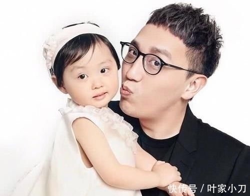 參觀華少住的豪宅,衣帽間塞滿名牌服飾,當主持人撈金能力很恐怖