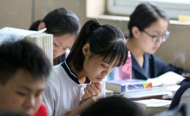 阅卷老师|花季少女不堪重负失眠休学:有些压力,真的能把孩子压垮