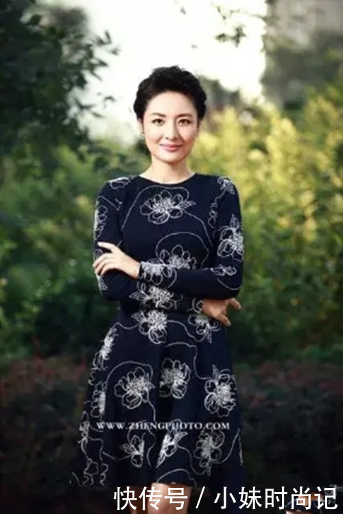 周涛不愧是主持一姐 穿黑色中国风服装好柔美 猛一看以为25岁