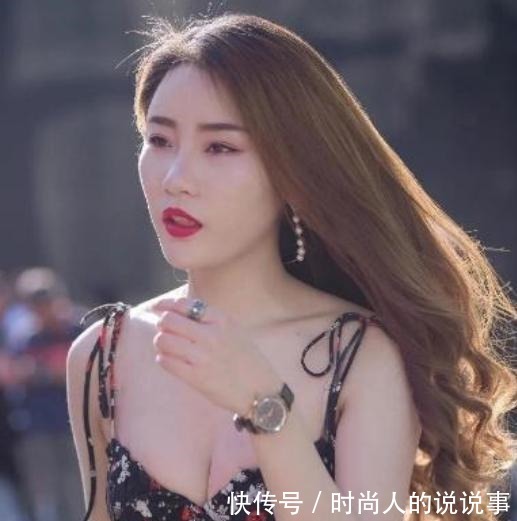 魅惑 吊带长裙露出洁白锁骨，长发搭在肩上，尽显魅惑！