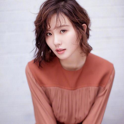 女人上了年纪，穿衣打扮尽量避免这4种“老龄色”，显老还掉档次