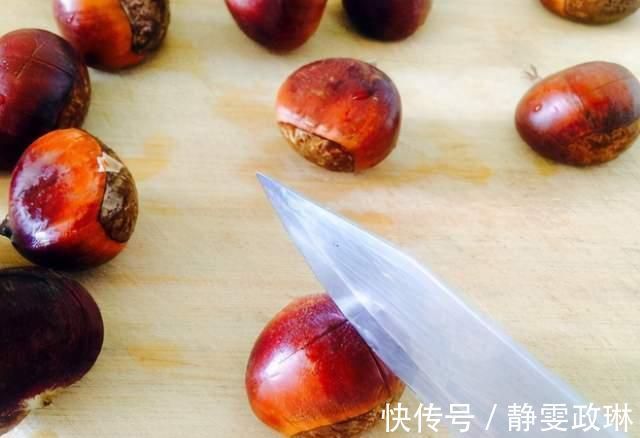 板栗好吃不易剥皮?学会1招窍门,不留绒毛不伤手,快速剥皮