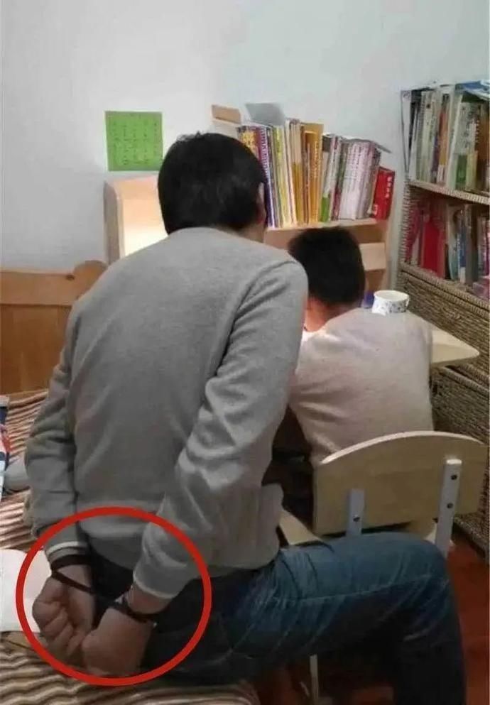 爸爸|辅导作业又“出事”了!爸爸气到捶墙,把自己打骨折……
