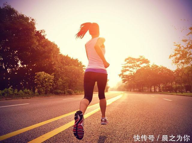 身材|健身成瘾果然不一样，运动背心配瑜伽裤，网友：身材太完美了