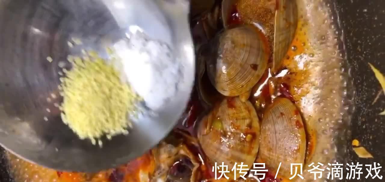 辣炒小海鲜，口味香辣适中咸香味美，就着啤酒吃不够！