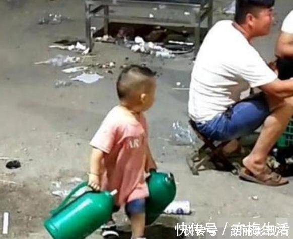 小家伙|父母开烧烤摊,3岁儿子帮忙,看到他提的东西,客人都被吓到了