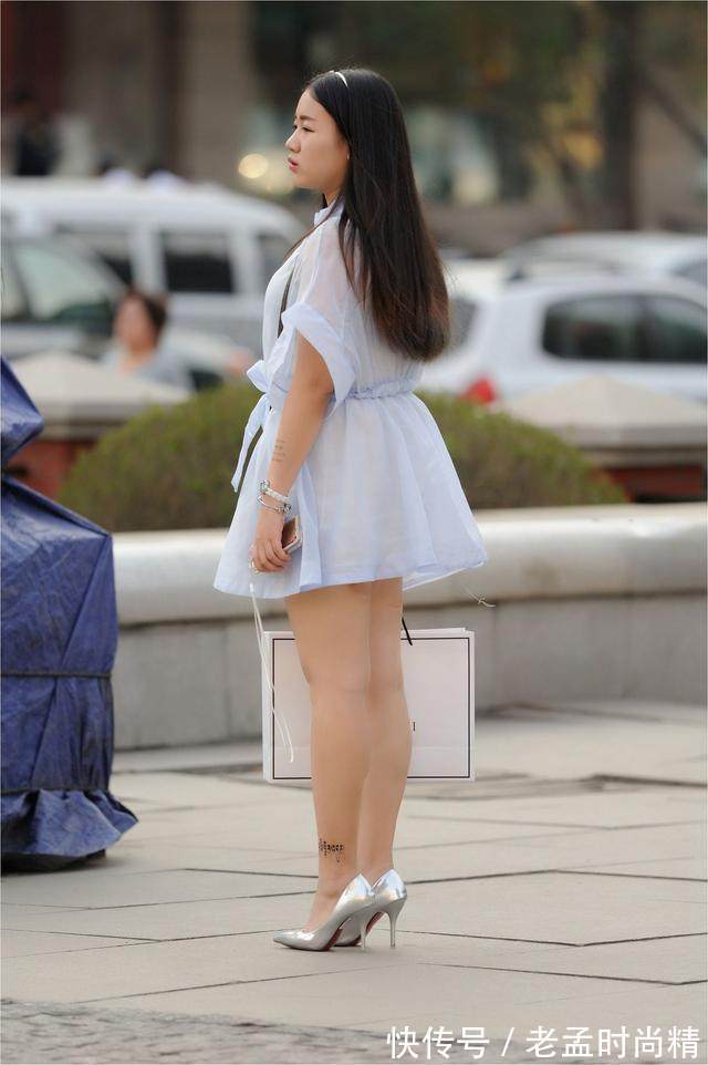 连衣裙 性感丰满街拍:白色连衣裙+银色高跟鞋的美女,衣袂飘飘的小仙女