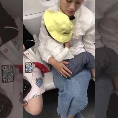 地铁上,宝妈抱娃姿势火了,网友点评:教育无关贫富,体现在细节