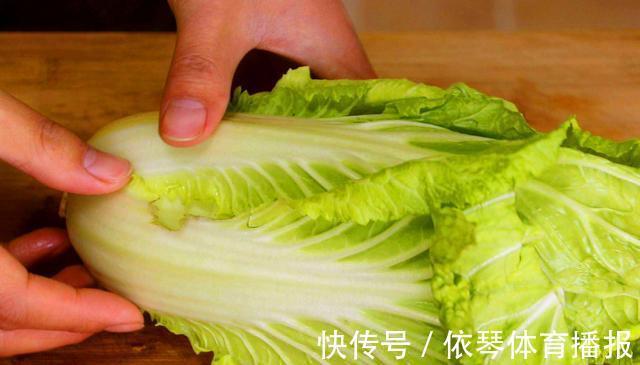 秋季买白菜,挑选大棵的还是小棵的?老菜农教你三招,鲜嫩又好吃