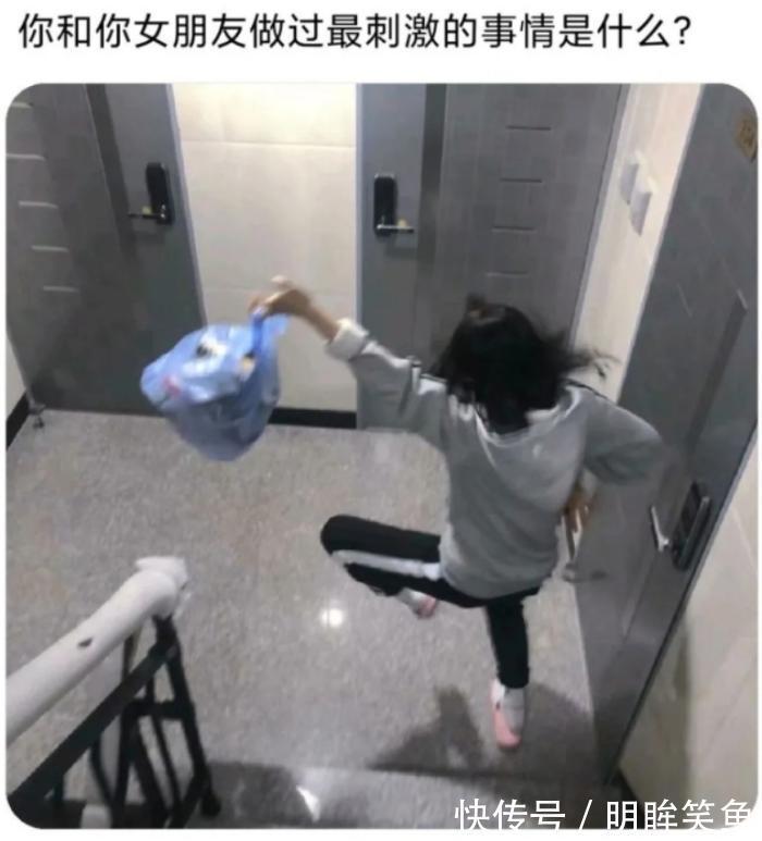 |搞笑GIF趣图：美女不要激动，我只是想摸一下你脸上的粉有多厚