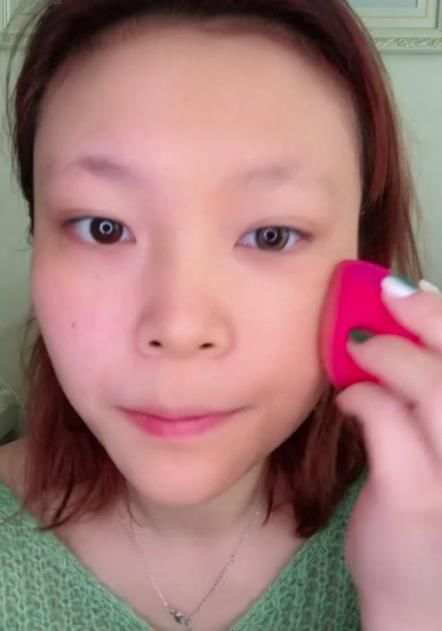 小姐姐仿妆“憨豆先生”,开头别毁经典,看到成品被耽误的画家