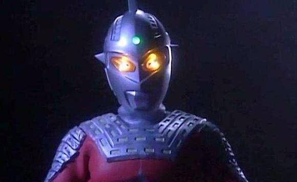 直接开枪射击奥特曼，同时与赛文肉搏，这个人类的勇气令人佩服！