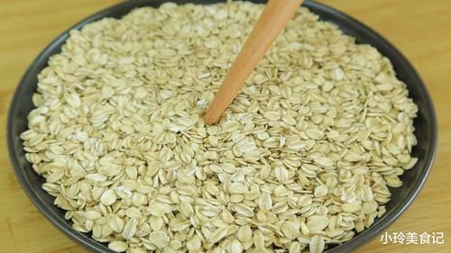 决定用燕麦片搭配一些食材做一款发糕，真的是太暄软了，松软香甜比面包还好吃，燕麦片你们都喜欢吃吗