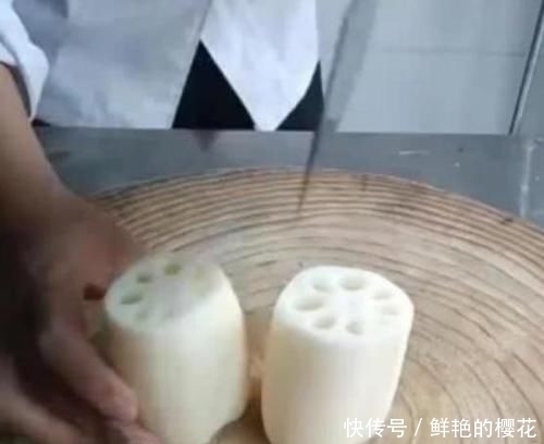 日本大厨炫刀工,将鱼切成“蝴蝶”,中国厨师用一根莲藕霸气反击