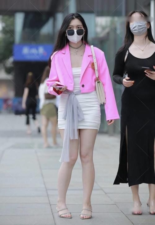 高跟鞋 白色裹身裙干净利落,搭配亮粉色外套,这就是时尚吧!