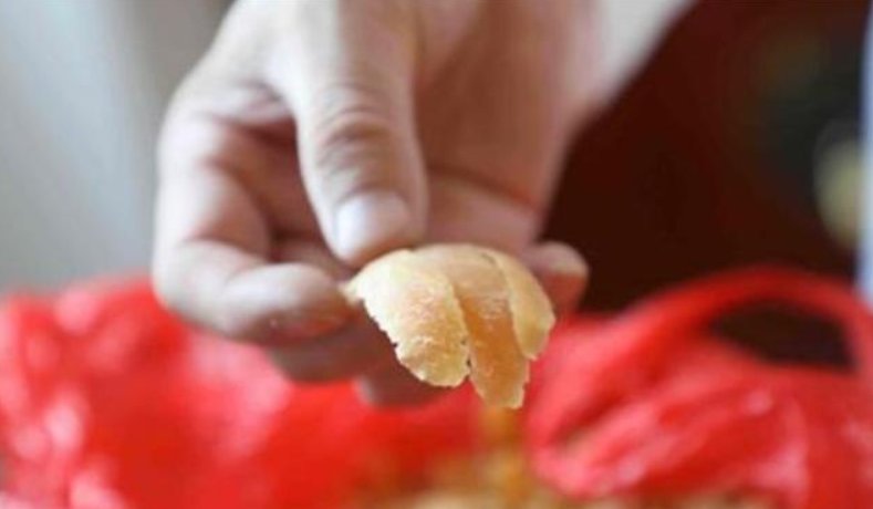  男子|安徽男子修脚30年，用万人脚皮作画，富豪曾想花20万买下