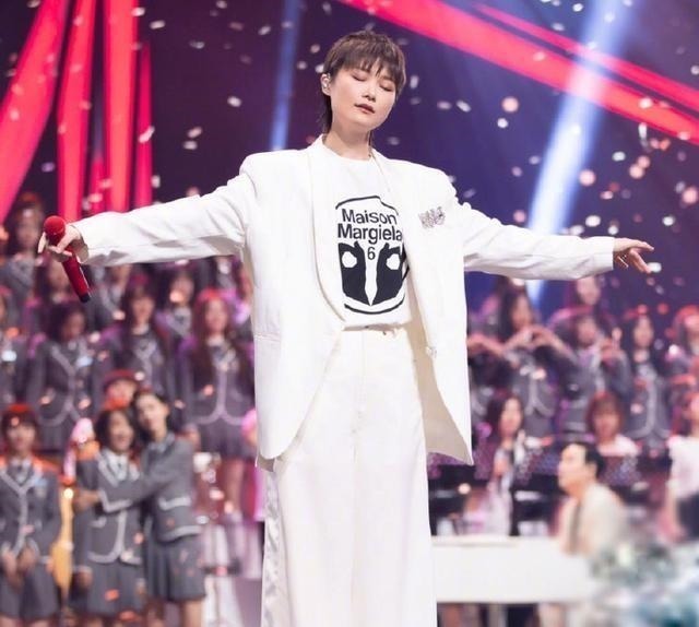 像公主|许佳琪参加THE9毕业晚会，美得让人窒息，活脱脱像公主一样