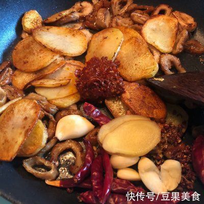 5分钟就能做好的干锅肥肠,简单又好吃