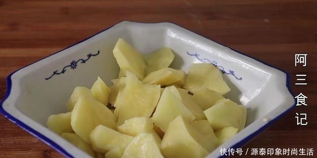 土豆别炖了，加3个鸡蛋，教你新做法，营养解馋又下饭，比肉还香
